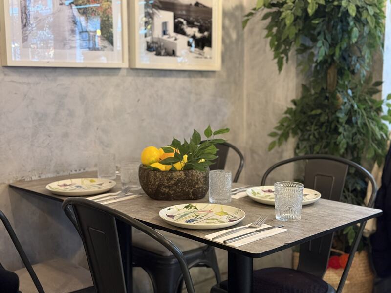 Tavolo sotto le foto in bianco e nero – Pane Cunzato
