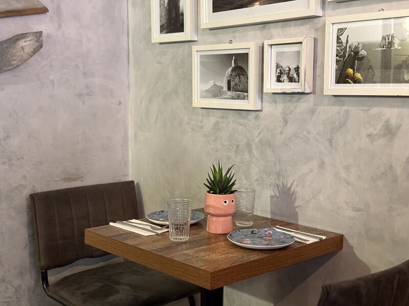 Tavolino sotto la parete di foto – Pane Cunzato