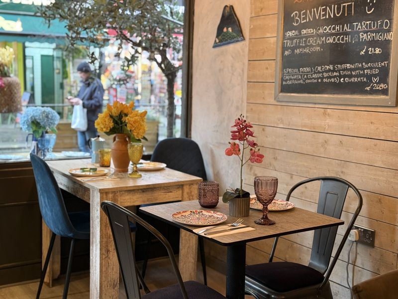 Tavoli alla vetrina su Museum Street – Pane Cunzato
