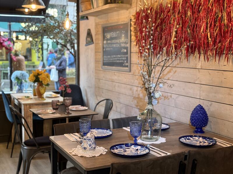 Sala e lavagna del menu – Pane Cunzato