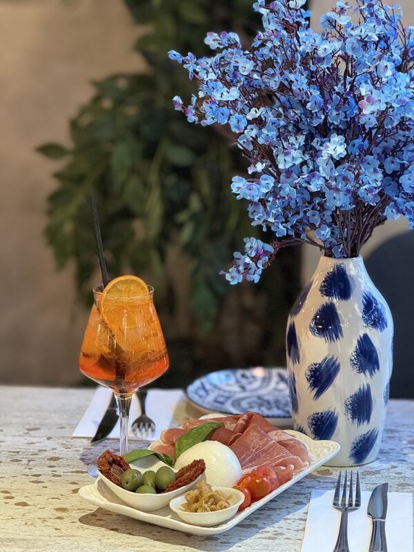 Vaso blu dipinto a mano e antipasti – Pane Cunzato