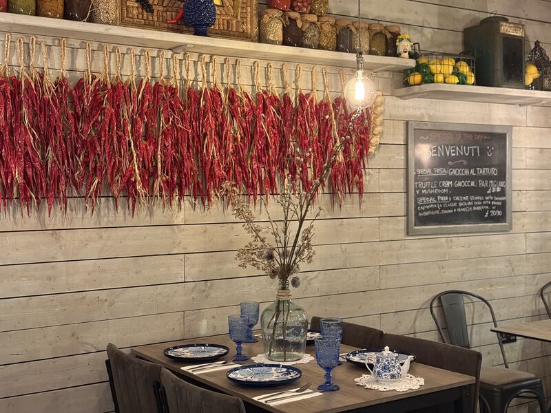 Trecce di peperoncino sopra la sala – Pane Cunzato